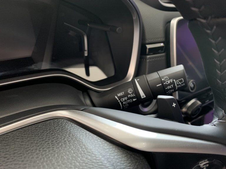CR-V L có gạt mưa tự động, vị trí cần gạt mưa có chữ AUTO để khách hàng dễ sử dụng và phân biệt