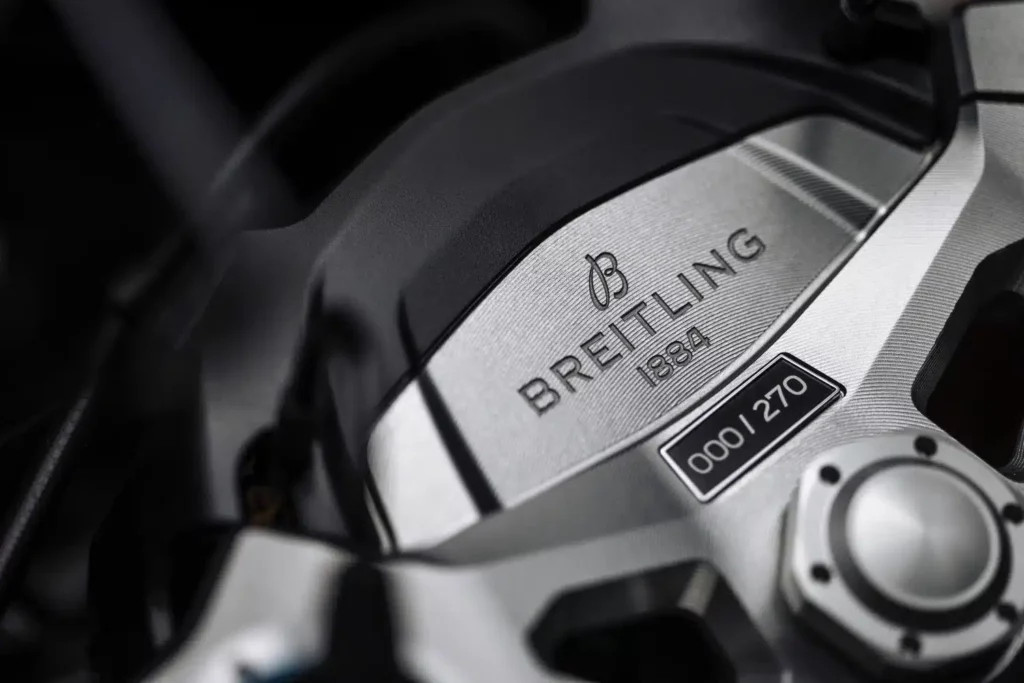 Akrapovic phong cách Breitling và yên da khâu tinh xảo