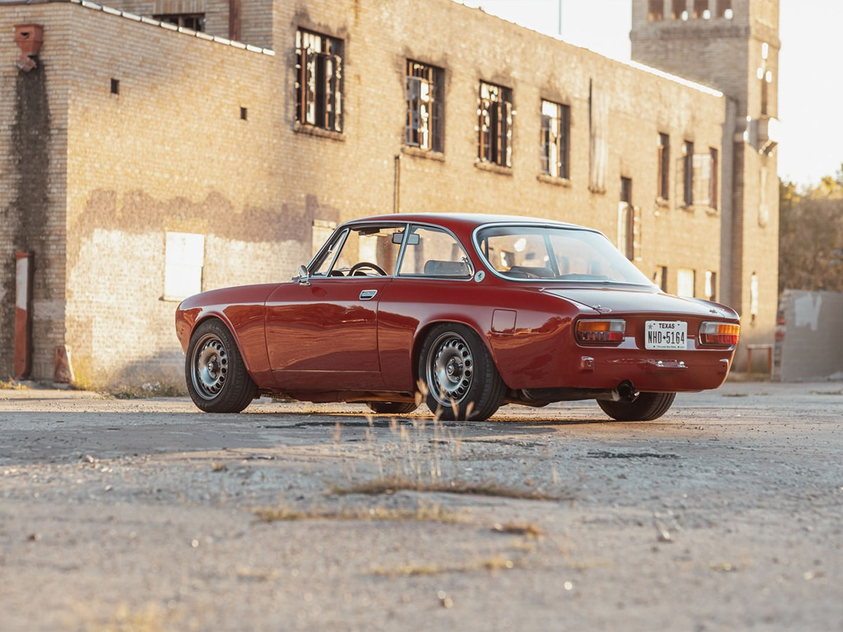Alfa Romeo GTV 2000 GTA-R với thiết kế cổ điển kết hợp chi tiết hiện đại