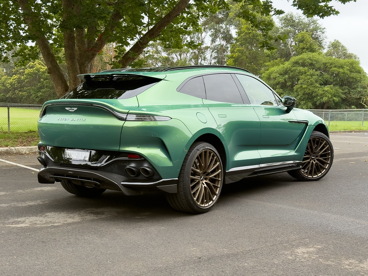Aston Martin DBX707 phía sau nổi bật với thiết kế thể thao khí động học