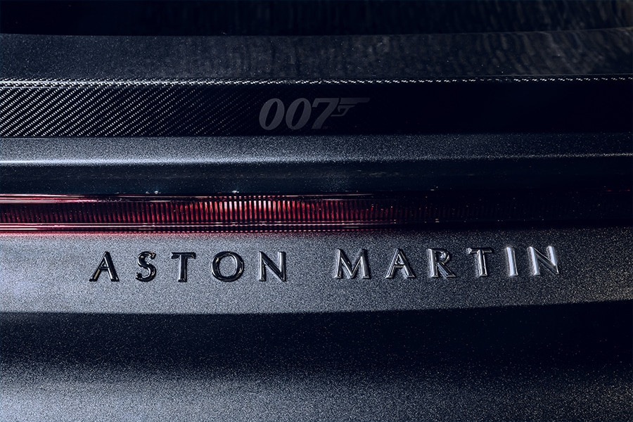 Aston Martin Vantage 007 và DBS Superleggera 007 bên nhau
