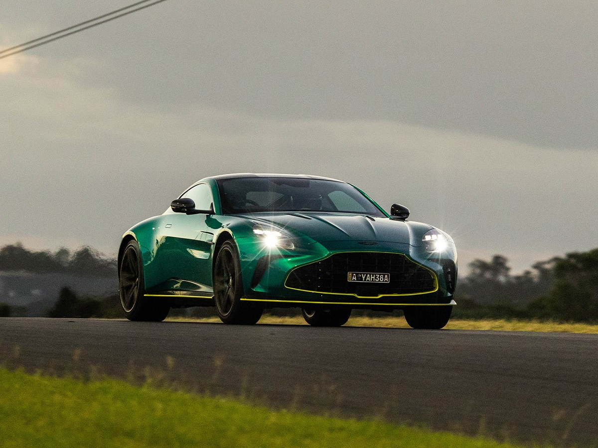 Aston Martin Vantage 2025 cực kỳ ổn định trong các pha vào cua tốc độ cao | Ảnh: Aston Martin