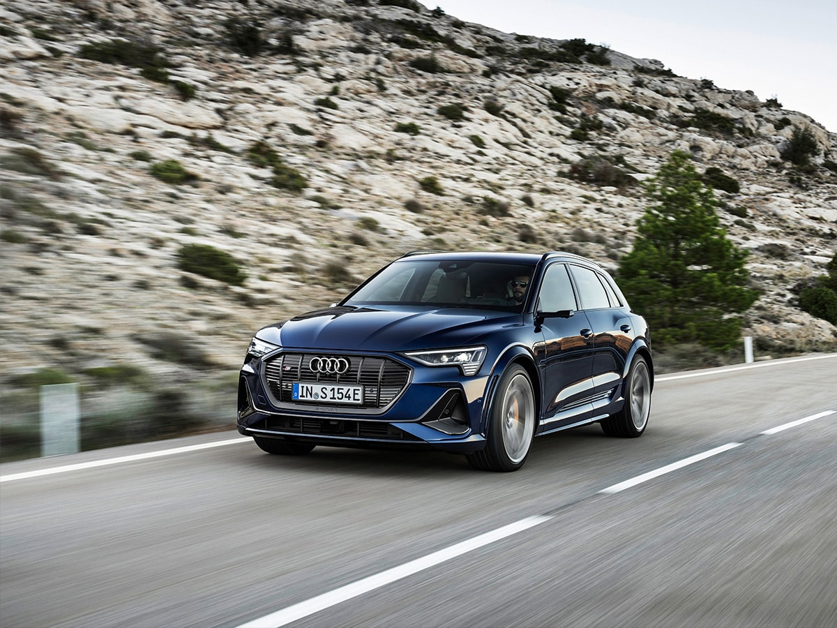 Audi e-Tron S 2022 đang chạy trên đường với khả năng vận hành ấn tượng