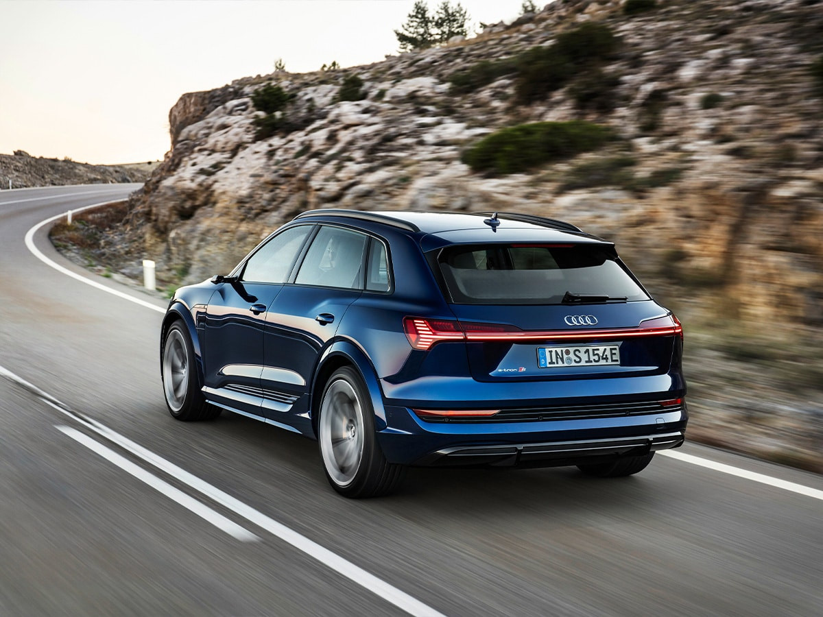 Audi e-Tron S 2022 góc chụp phía sau khi đỗ