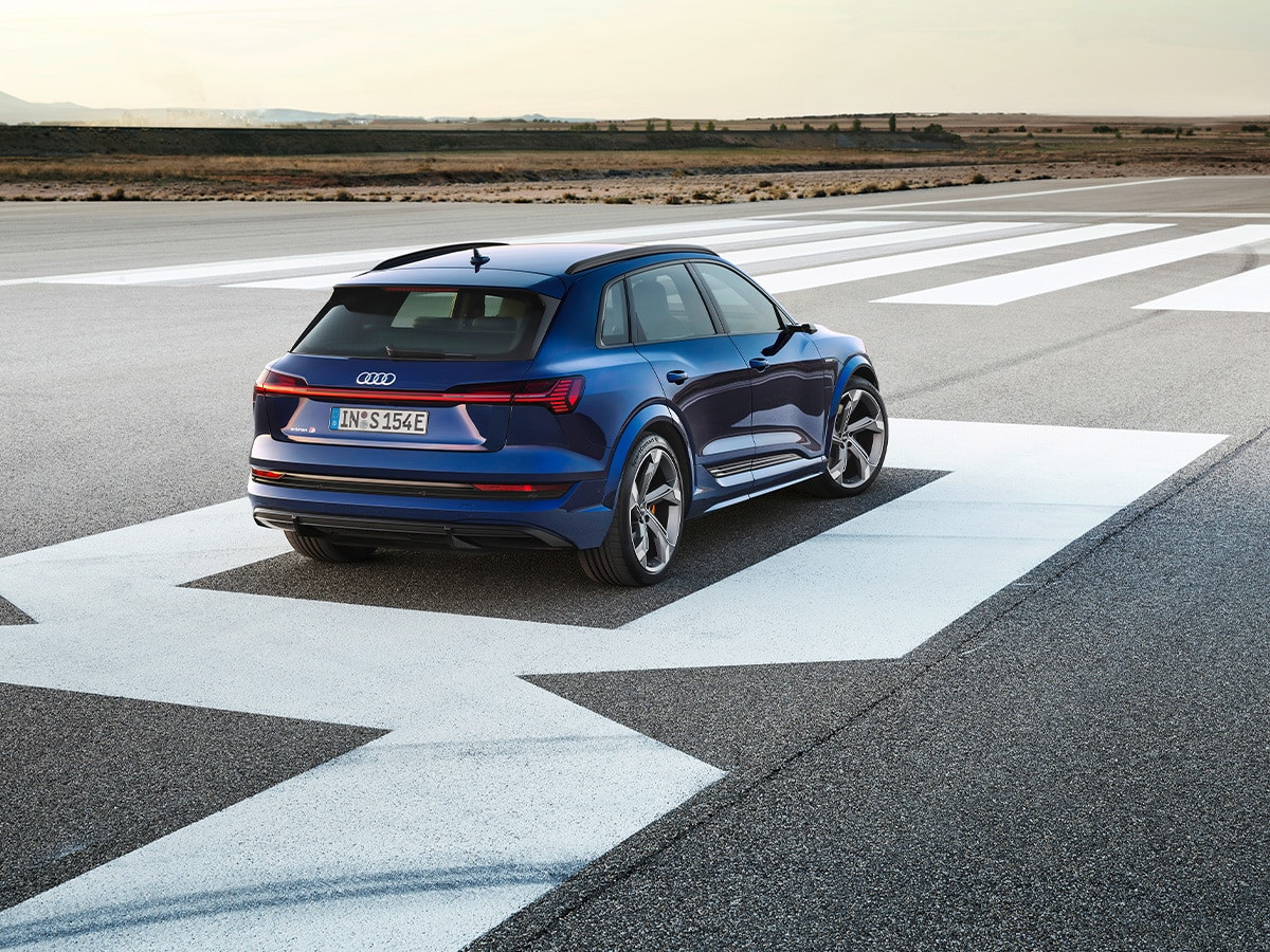 Audi e-Tron S 2022 ngoại thất phía sau hiển thị thiết kế thể thao mạnh mẽ