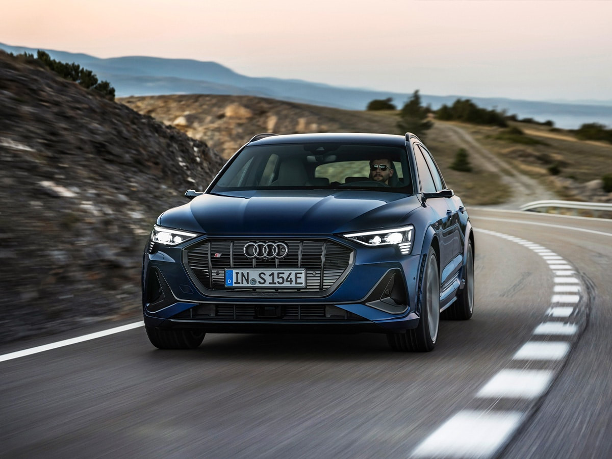 Audi e-Tron S 2022 trong góc chụp trước với hệ thống treo và thiết kế mạnh mẽ