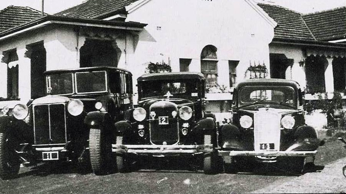 Ba biển số di sản nổi bật xuất hiện trên Daimler, Ford Coupe và Vauxhall