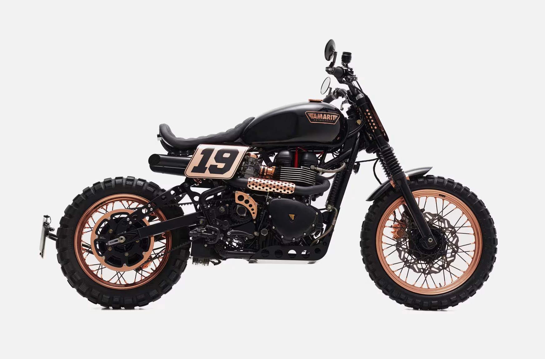 Bản độ hoàn chỉnh Triumph Bonneville Eternum từ Tamarit với chi tiết sơn mạ vàng hồng cực kỳ nổi bật