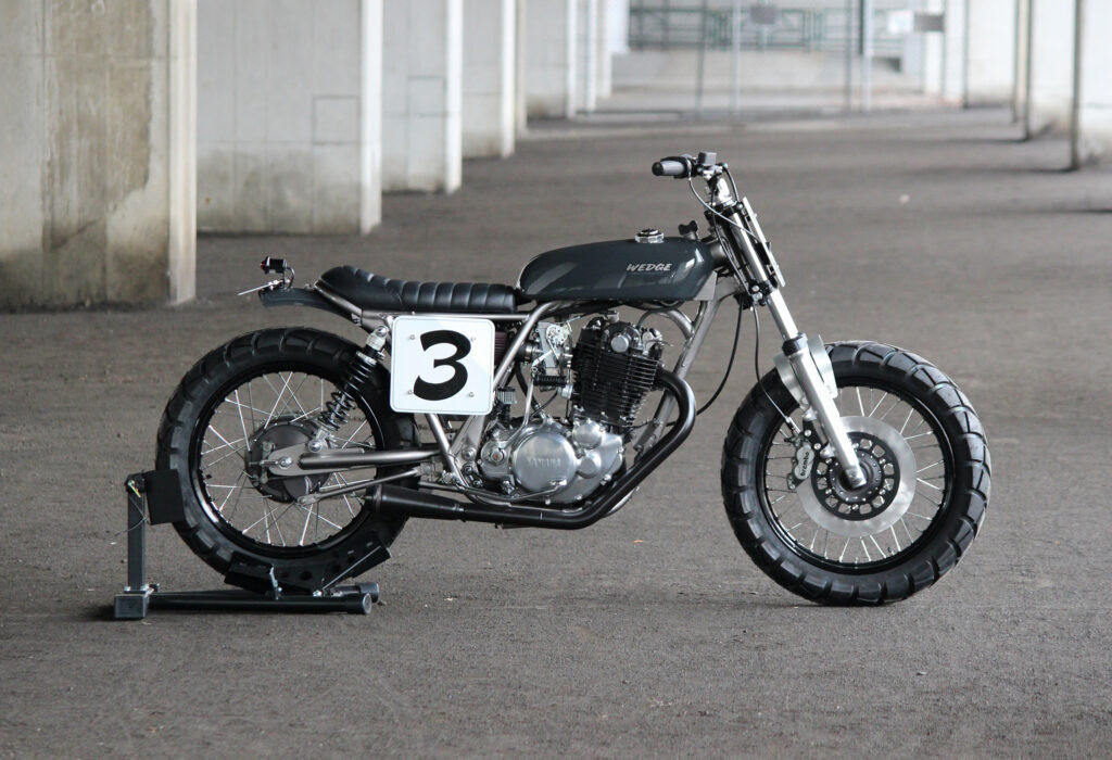 Bản độ Yamaha SR400 Street Tracker từ Wedge Motorcycle với kiểu dáng gọn gàng, mạnh mẽ