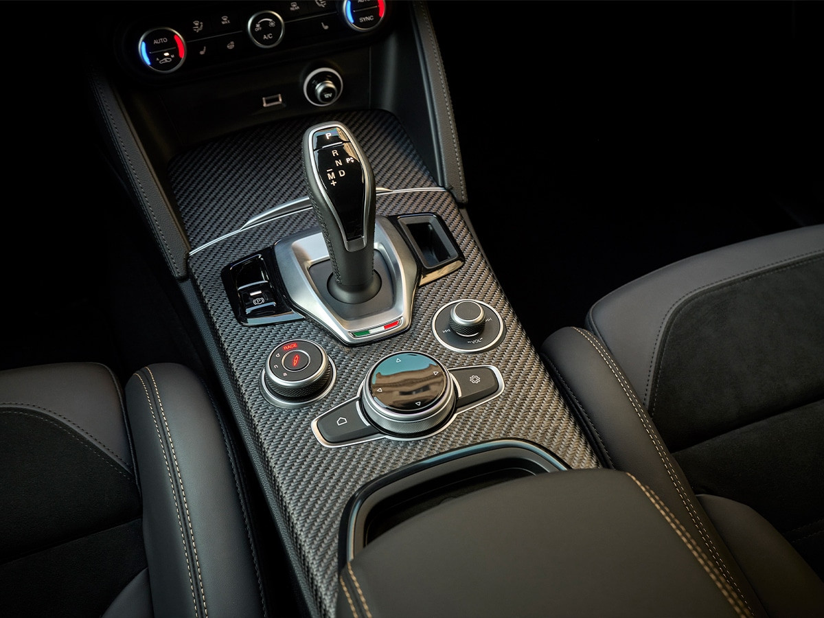 Bảng điều khiển trung tâm Alfa Romeo Giulia Quadrifoglio bản kỷ niệm 100 năm