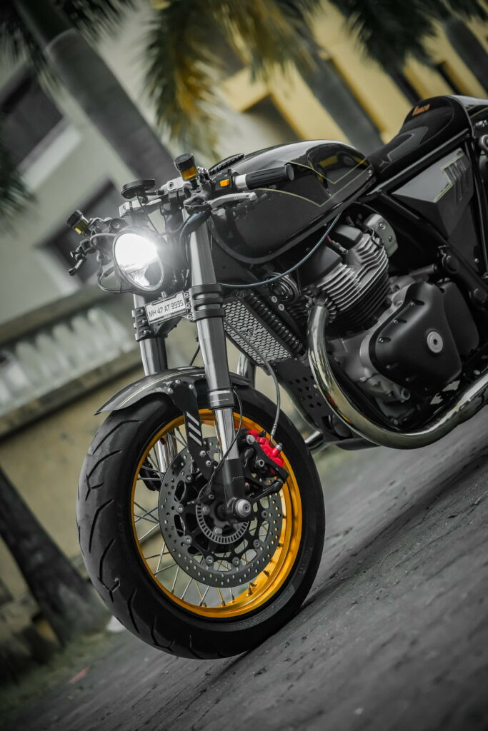 Bánh xe Pirelli và mâm 17 inch vàng thể thao