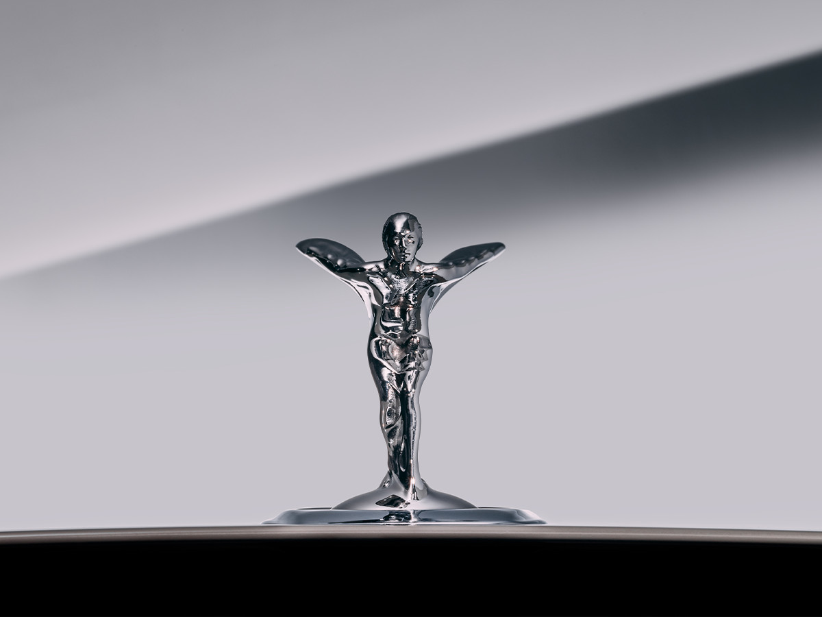 Biểu tượng Spirit of Ecstasy trên Rolls-Royce Spectre