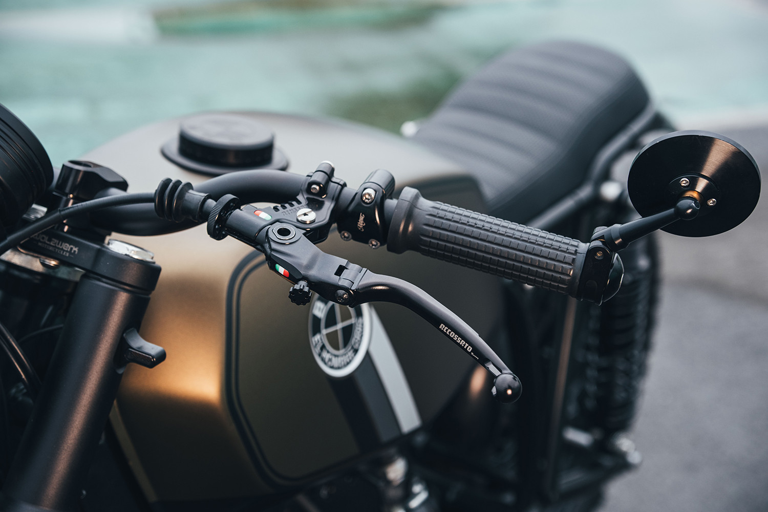 Bình xăng airbrush tông xanh rêu-xám ánh vàng độc đáo, cá tính nhưng vẫn giữ được phong cách BMW đặc trưng