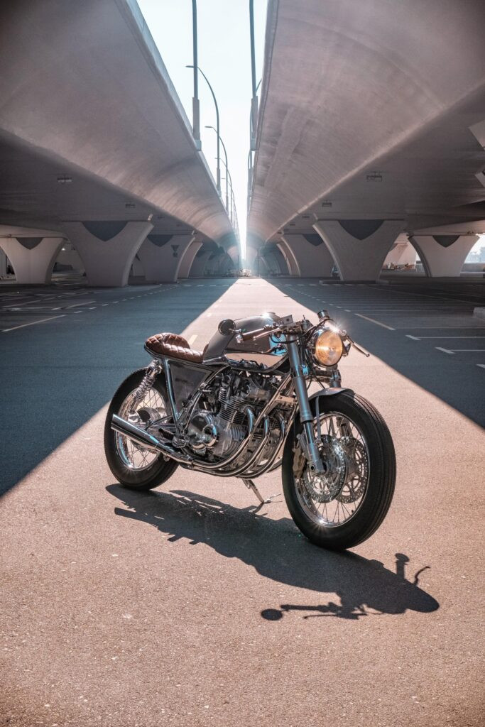 Bình xăng kết hợp chrome và xám mờ với logo Sheriff Motorcycles cắt laser chính xác