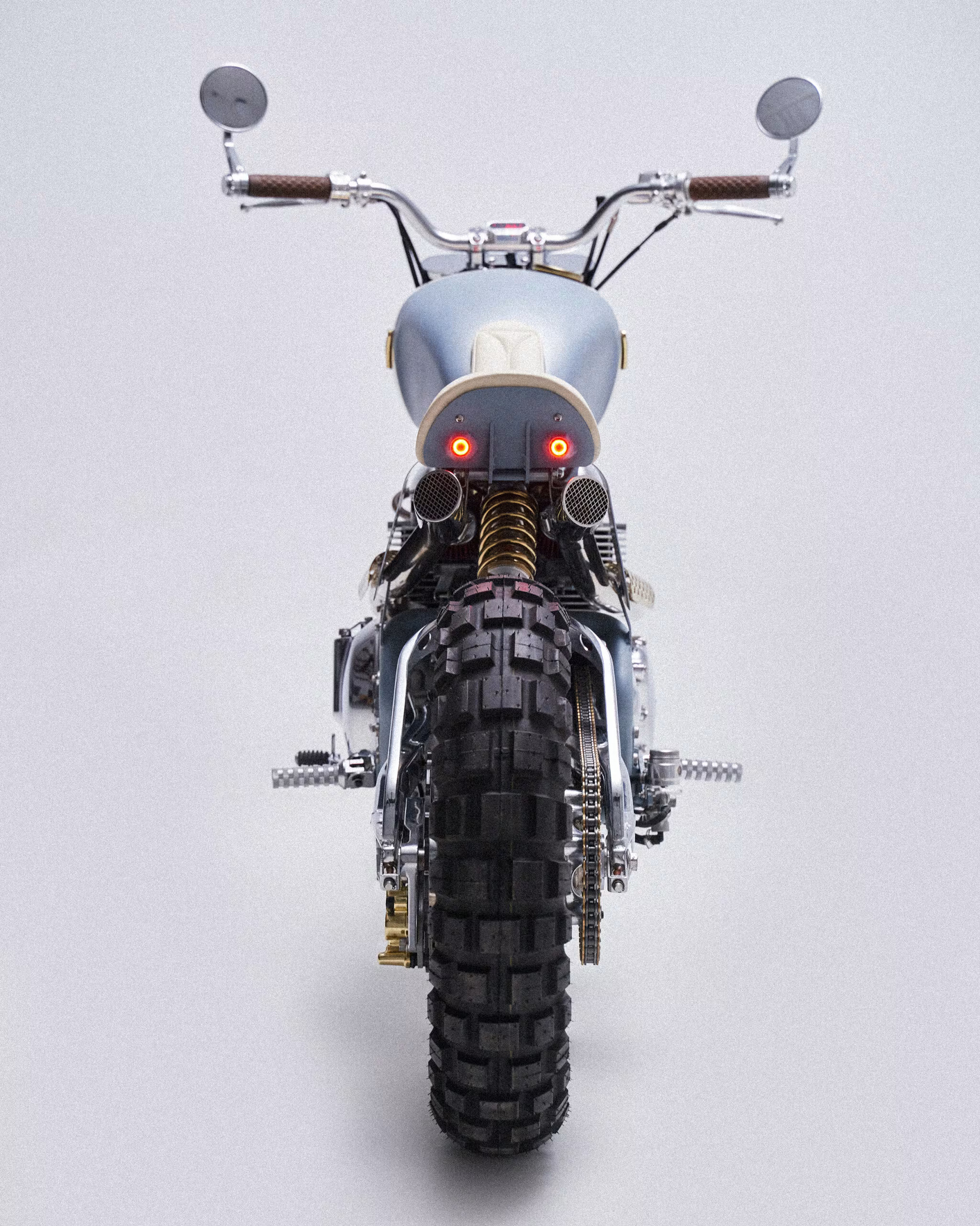 Bình xăng nguyên bản kết hợp logo Tamarit và yên bobber trắng nổi bật