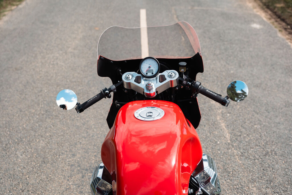 Bình xăng nhôm thủ công thiết kế đặc trưng café racer của Moto Guzzi SP3 1000 độ