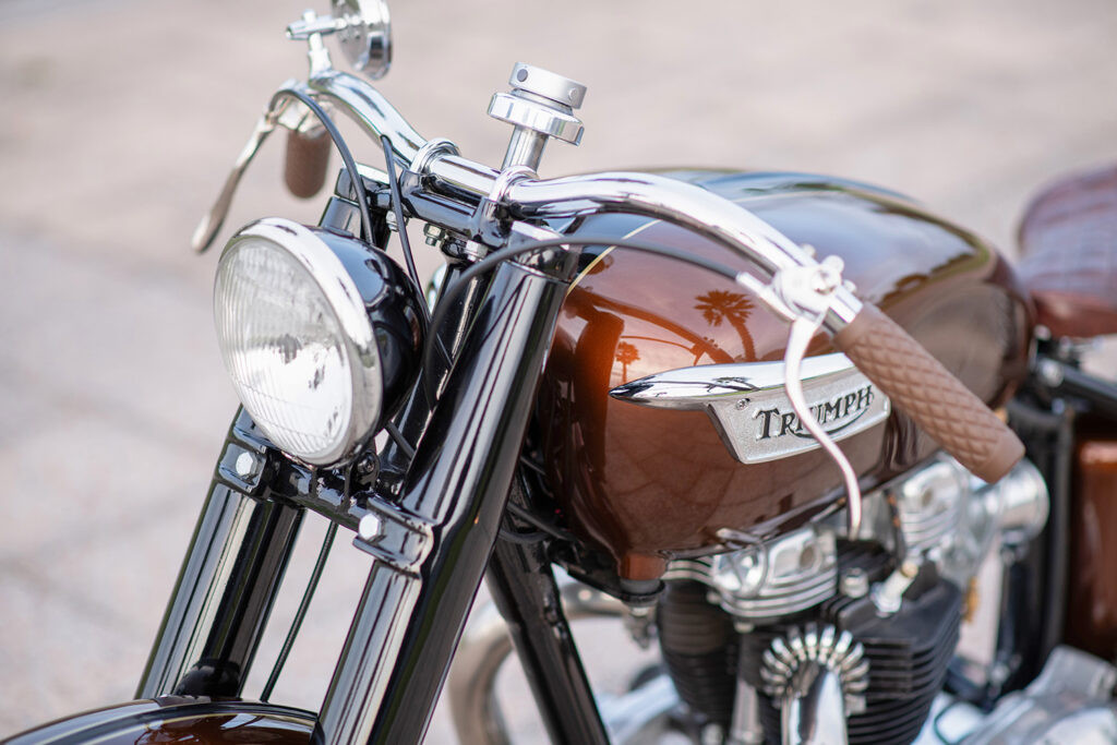 Bình xăng Triumph được lược bỏ nắp lồi, tạo phối cảnh liền lạc và phong cách
