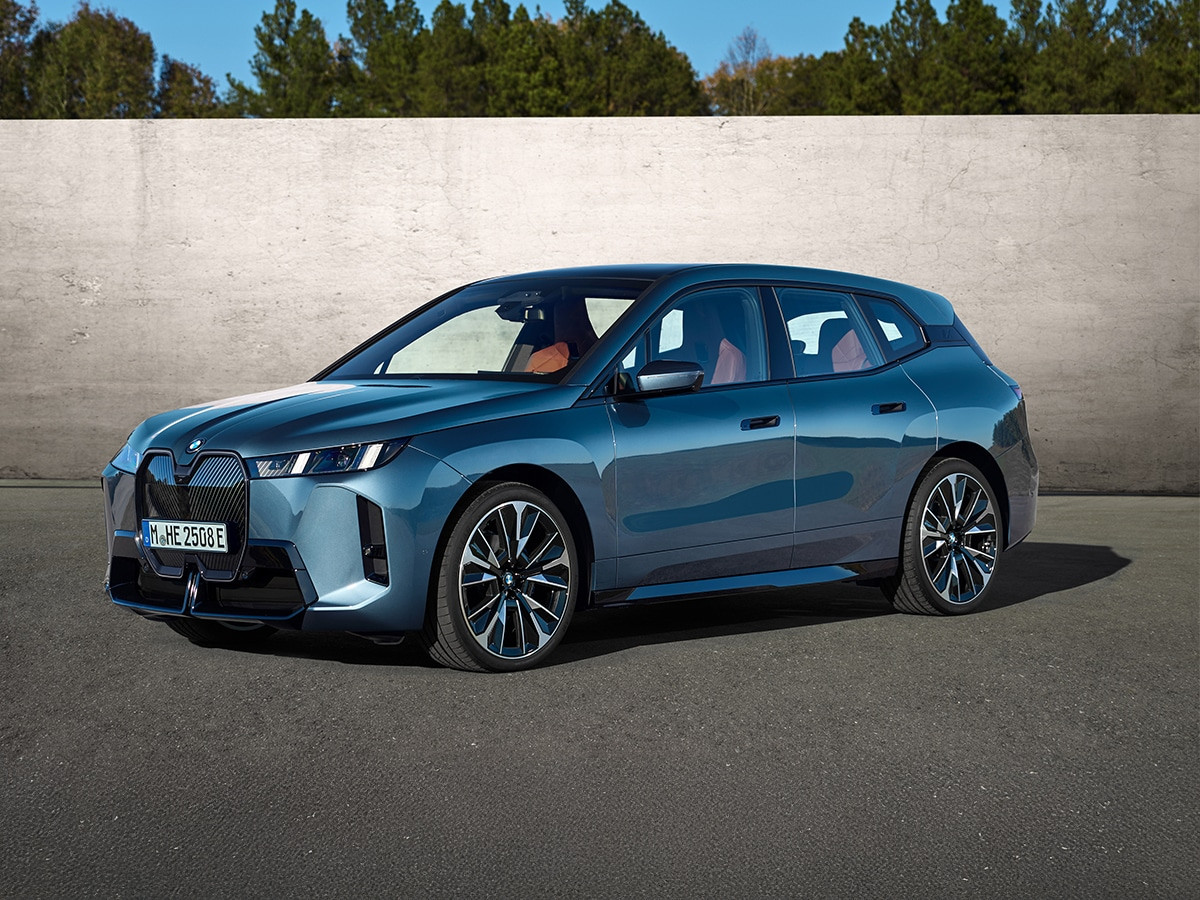 BMW iX 2025 góc chụp ngang thân xe