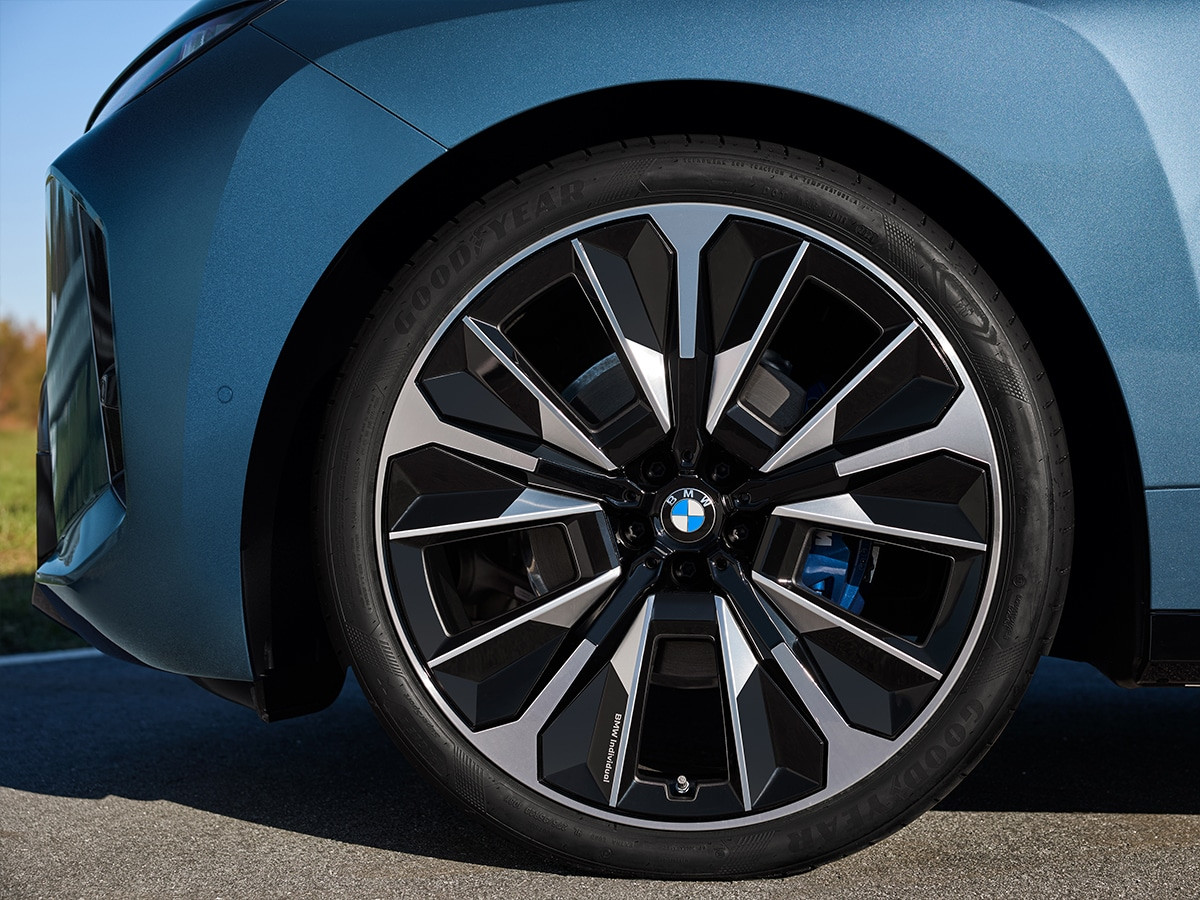 BMW iX 2025 nhìn nghiêng từ phía trước