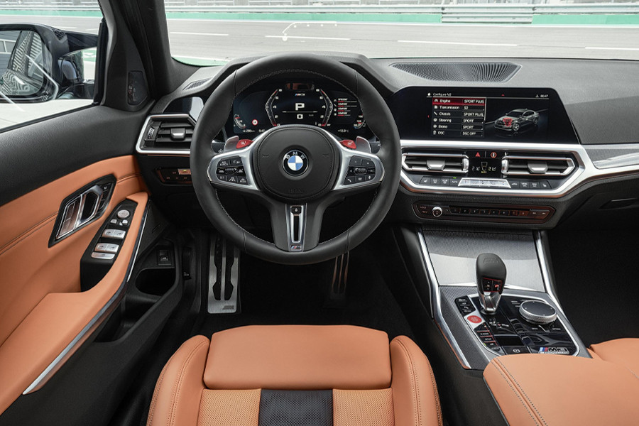 BMW M3 hút mắt với màu sơn xanh nổi bật trong môi trường đường đua