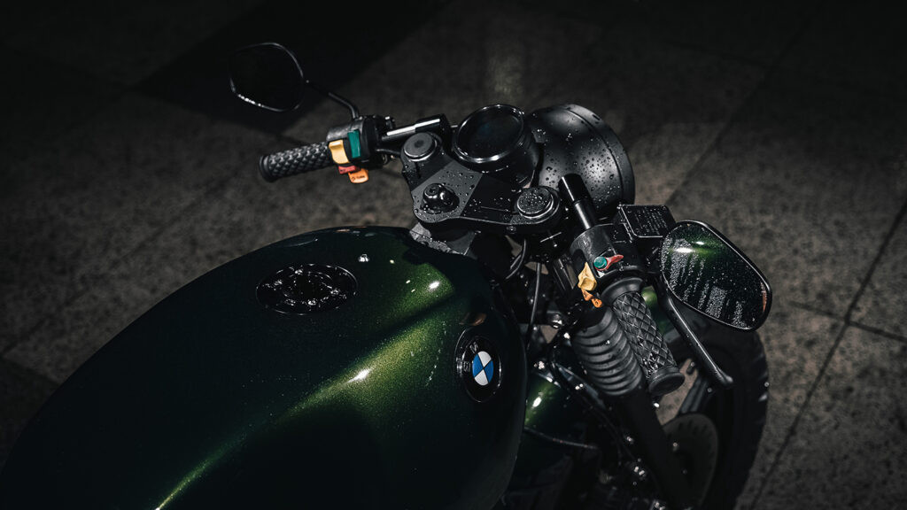 BMW R1100RT độ góc nghiêng đầy quyến rũ mang phong cách R100 cổ điển hoàn hảo