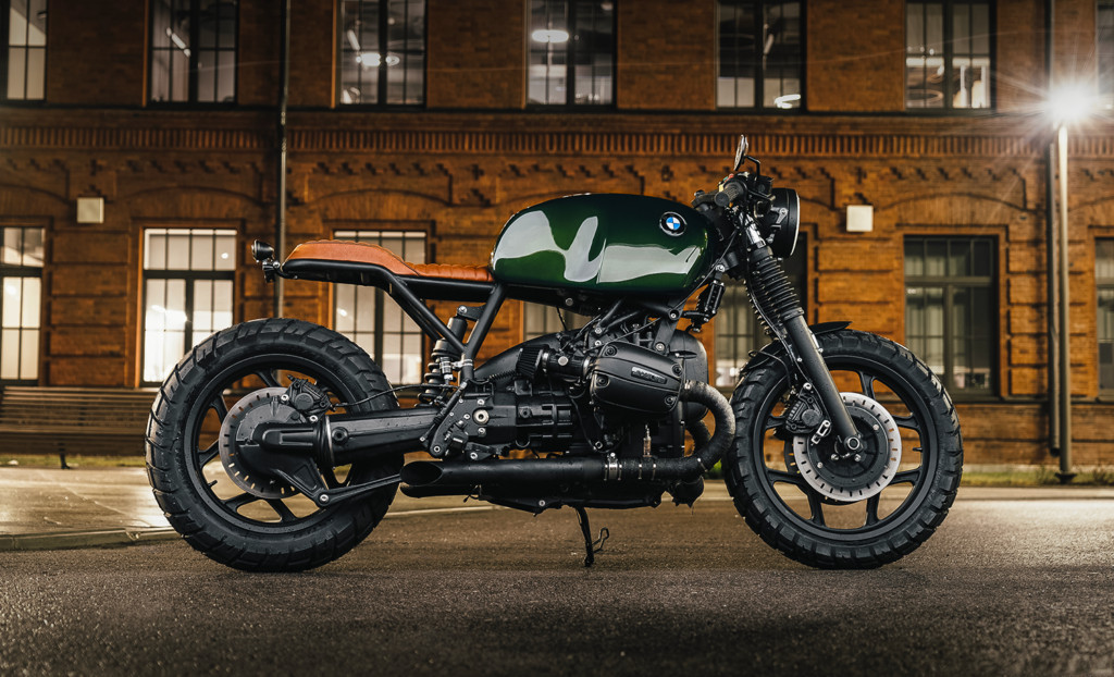 BMW R1100RT phong cách cổ điển màu xám bạc với đèn pha tròn và yên da