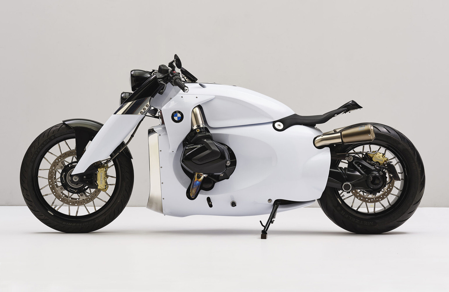 BMW R1250R độ lại hoàn toàn với vỏ nhôm trắng thủ công và thiết kế tối giản theo phong cách hiện đại