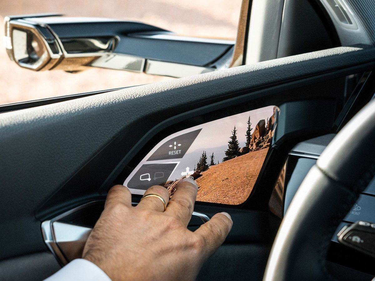Camera gương hậu ảo của Audi e-Tron S 2022 với thiết kế tương lai
