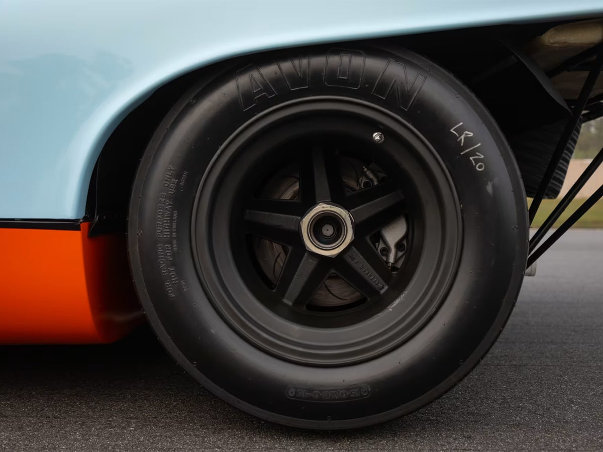 Cận cảnh bánh sau và lốp xe đua của Porsche 917K