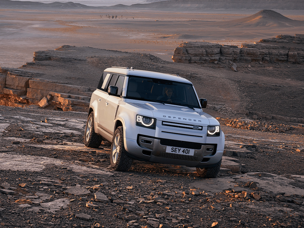 Cận cảnh đầu xe Land Rover Defender 130 với ngôn ngữ thiết kế mới
