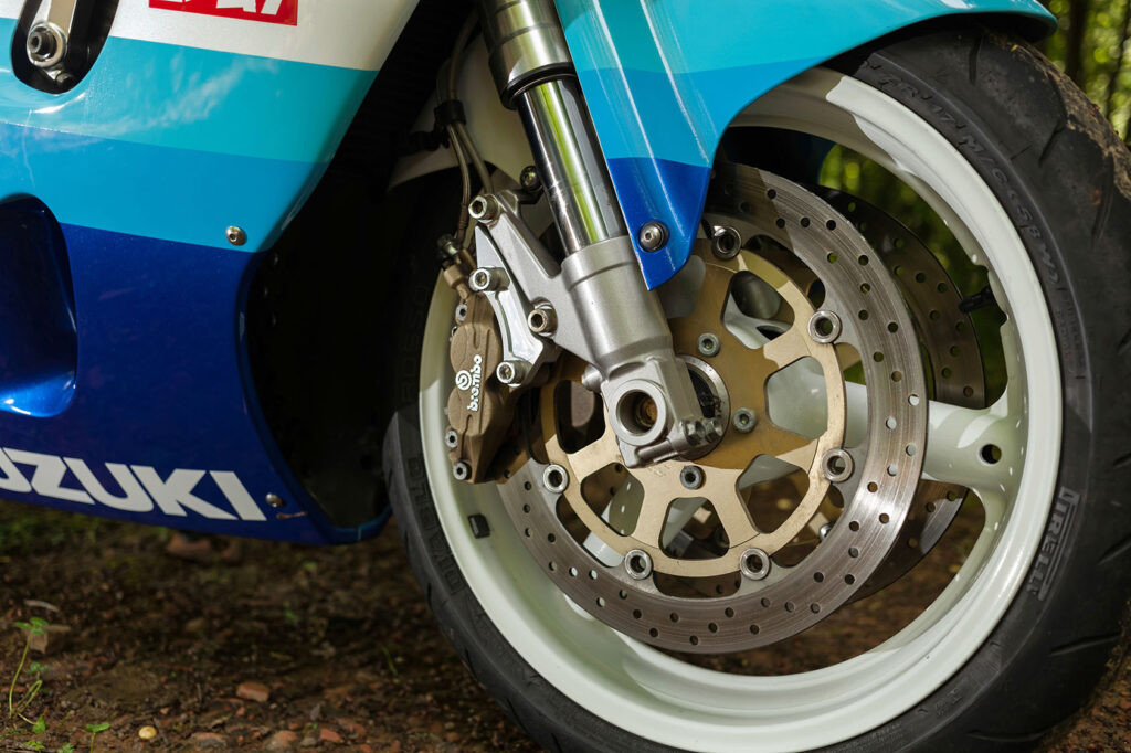 Cận cảnh hệ thống phanh Brembo được độ vào GSX-R750 SRAD