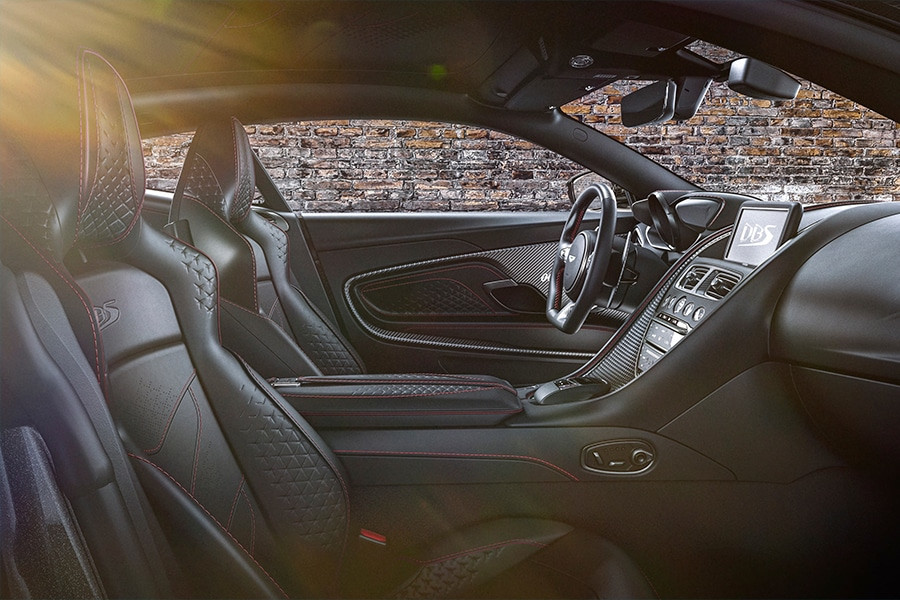 Cận cảnh lưới tản nhiệt DBS Superleggera với logo Aston Martin cổ điển