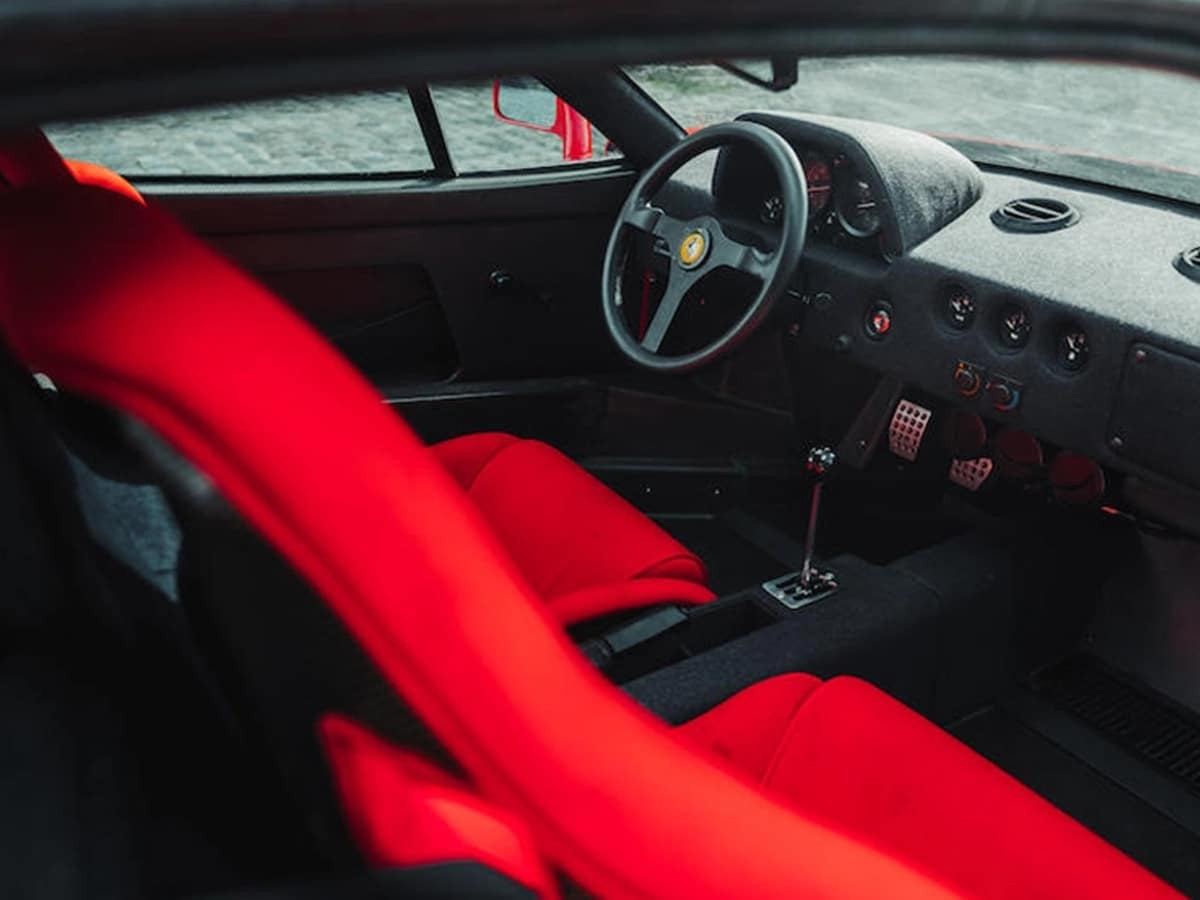 Cận cảnh nội thất và bảng điều khiển nguyên bản của Ferrari F40 Berlinetta 1989
