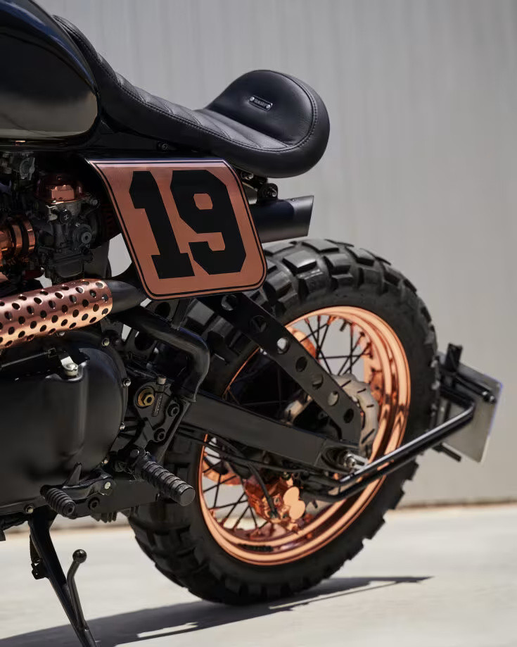 Chi tiết bánh xe với chấu đen, vành mạ rose gold và thiết kế hầm hố đậm chất tracker