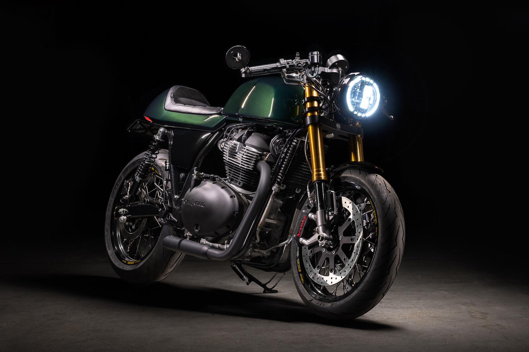 Chi tiết bộ chảng ba CNC và phuộc Thruxton R nâng cấp hiệu suất lái