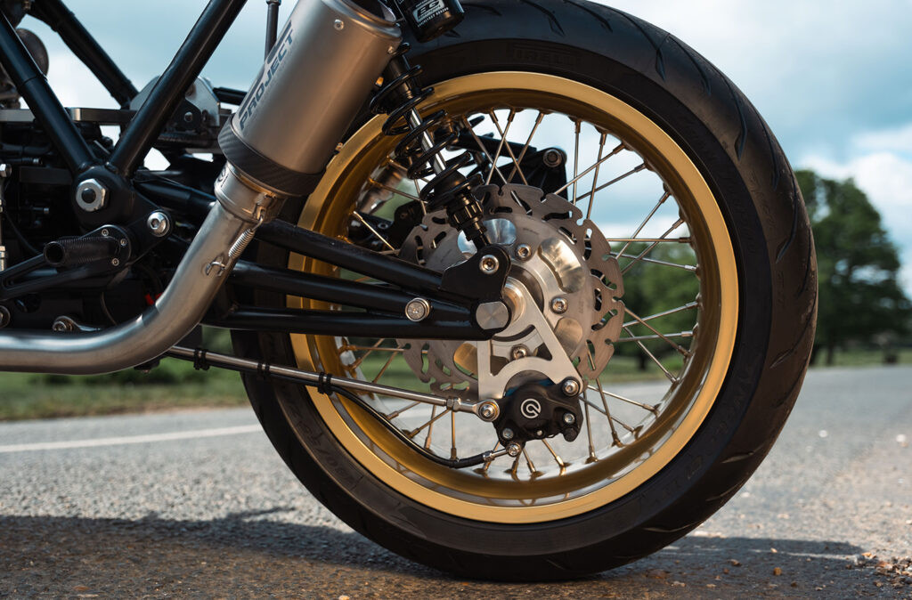Chi tiết bộ chảng ba CNC và phuộc trước Ohlins trên Moto Guzzi SP3 1000 bản độ