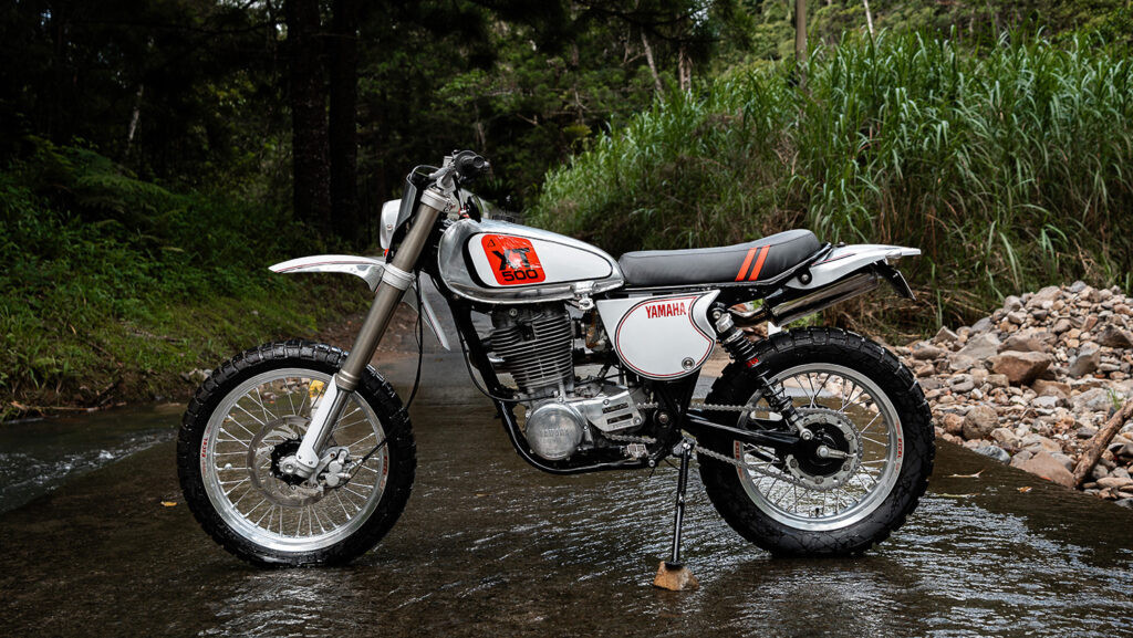 Chi tiết đèn pha và ghi đông của Yamaha XT500 độ