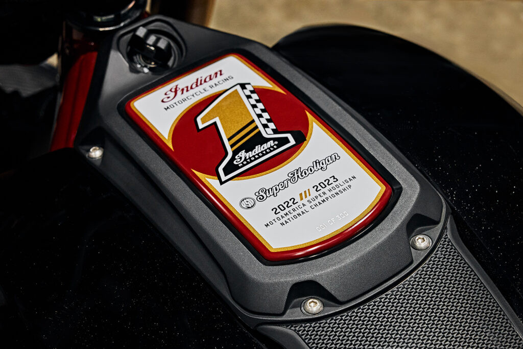 Chi tiết đuôi xe FTR Super Hooligan với tem đấu và logo nhà tài trợ