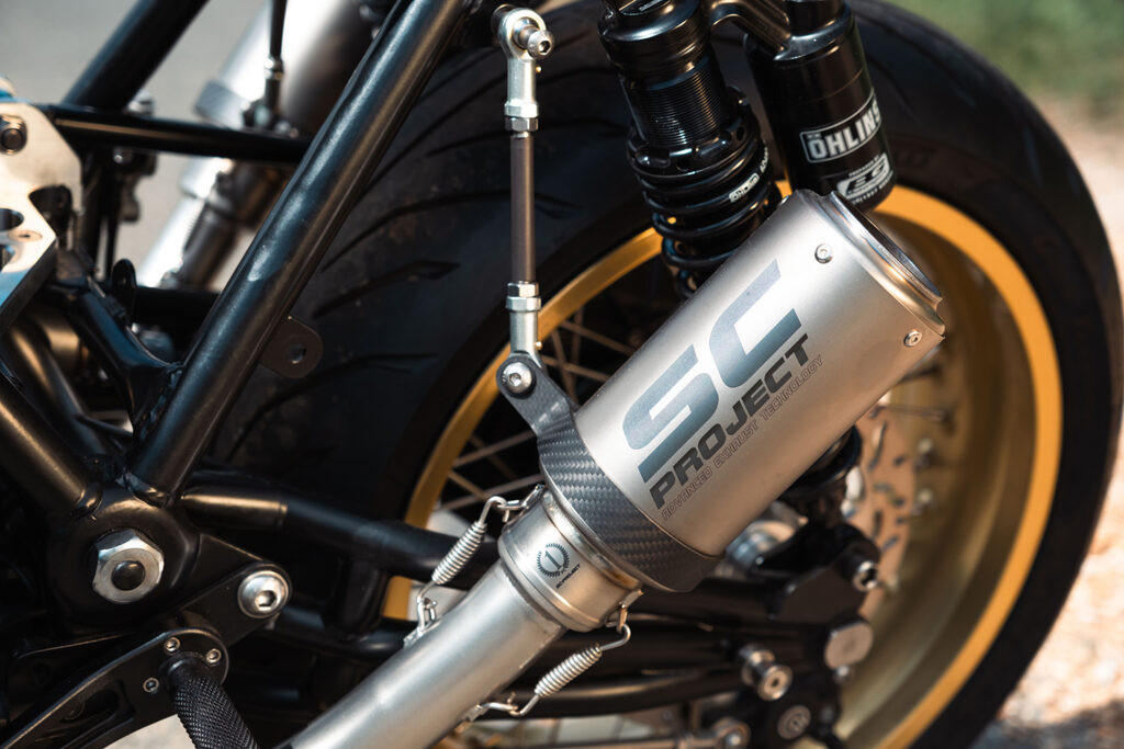 Chi tiết đuôi xe, yên Moger và nước sơn đỏ độc bản của Moto Guzzi độ