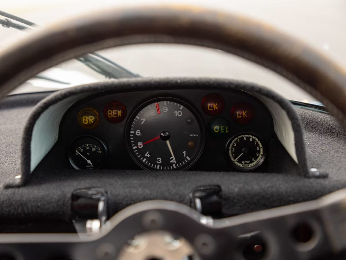 Chi tiết khoang nội thất và bảng táp lô của Porsche 917K