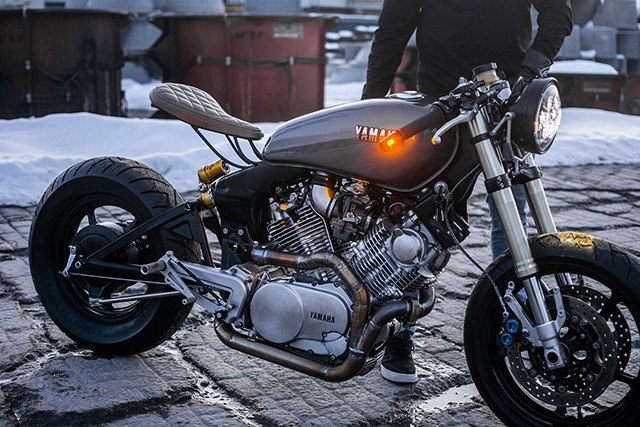Chi tiết khung phụ và yên nổi sáng tạo trên Yamaha Virago độ
