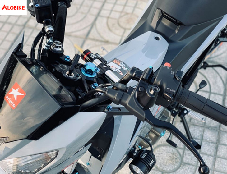 Chi tiết phuộc Raider 150 độ với gam bạc cá tính