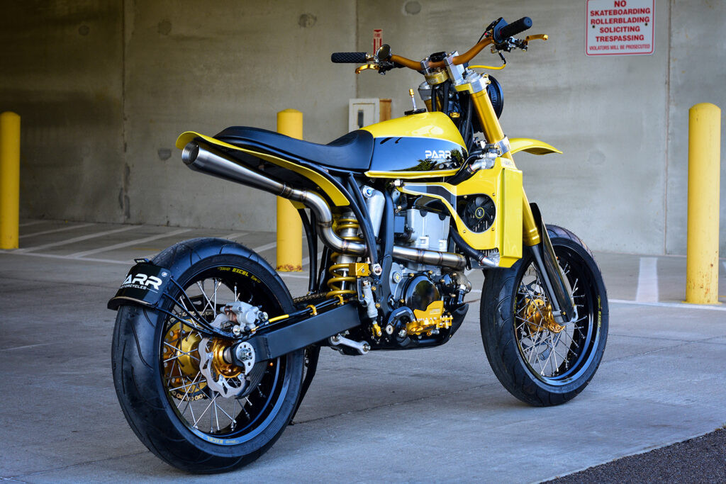 Chi tiết tay lái, dàn đầu và bình xăng mạnh mẽ của DRZ Scorpion
