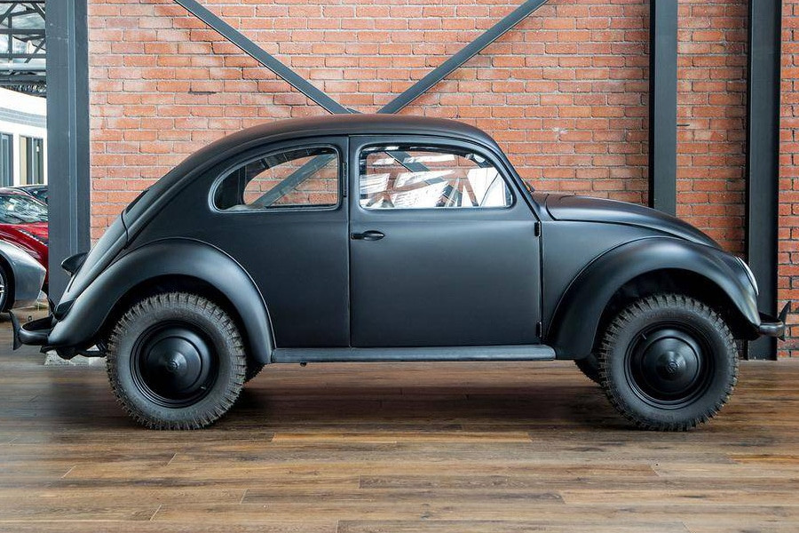 Chiếc Beetle phục hồi hoàn chỉnh trưng bày trong xưởng độ, sắc đen mờ đặc trưng hậu Thế chiến