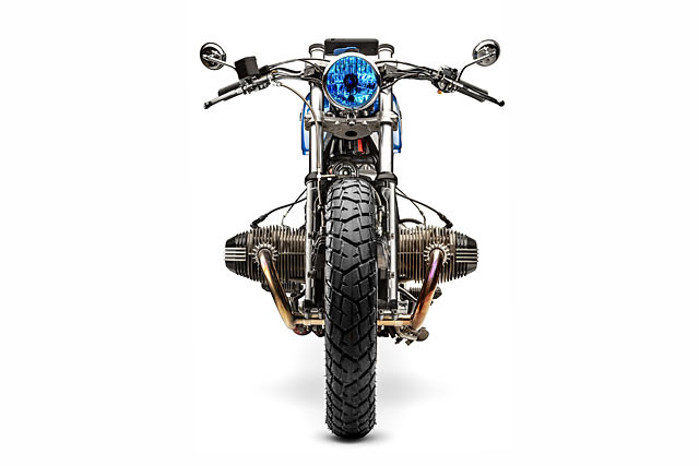 Chiếc bình xăng CB360 được chọn làm điểm nhấn trung tâm cho bản độ R80RT