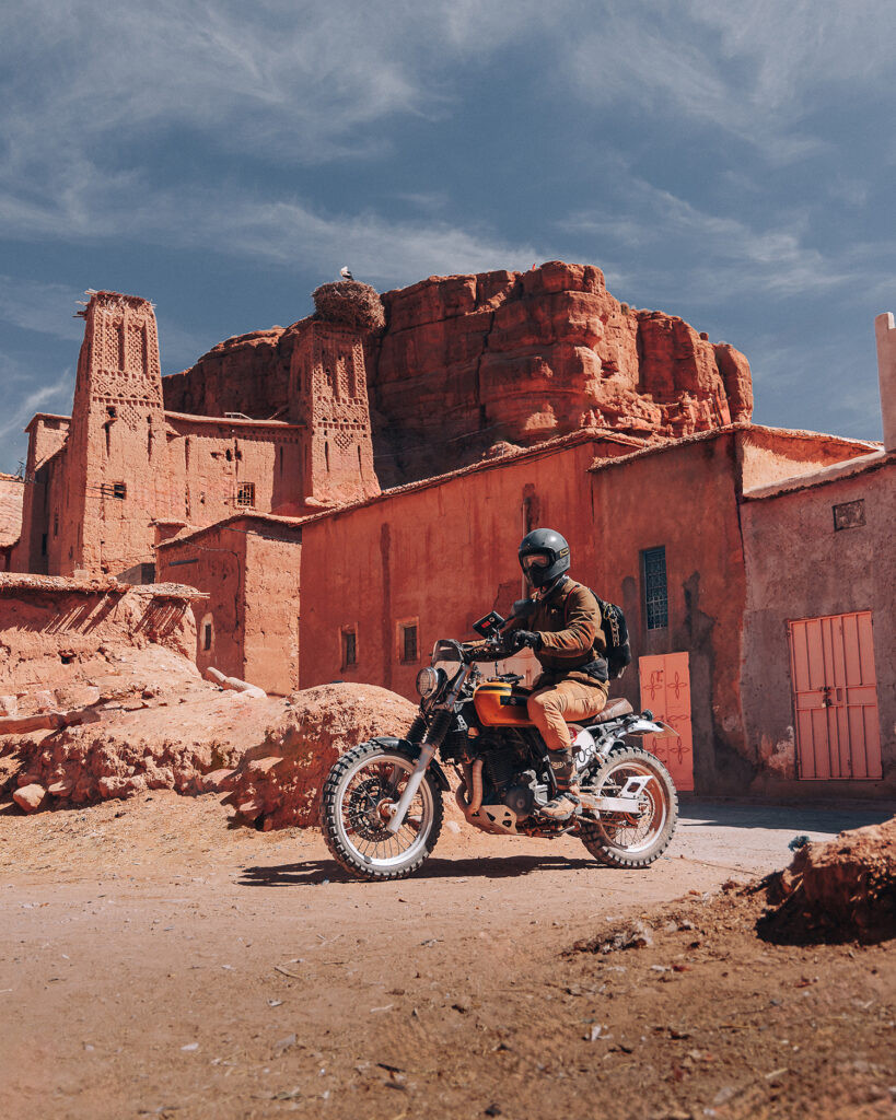 Chiếc BMW GS cổ điển vượt qua cung đường cát trong Scram Africa