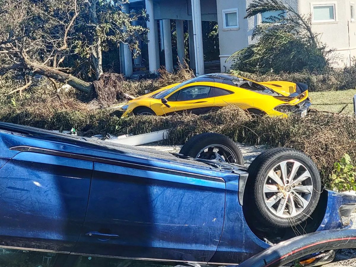 Chiếc McLaren P1 bị ngập hoàn toàn sau cơn bão