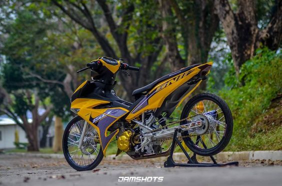 Chiếc ô tô độ phong cách drift, cực kỳ nổi bật khi tham gia sự kiện xe