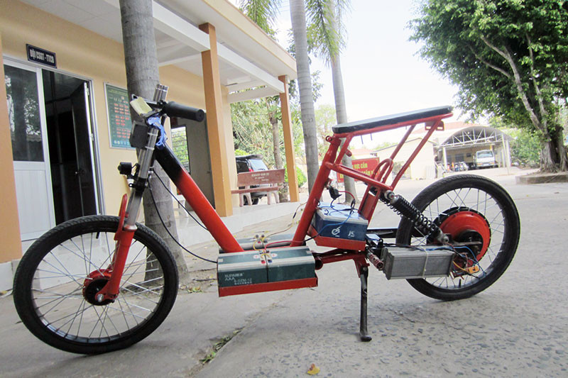 Chiếc xe điện drag khoe khung sườn cách điệu và phong cách tối giản