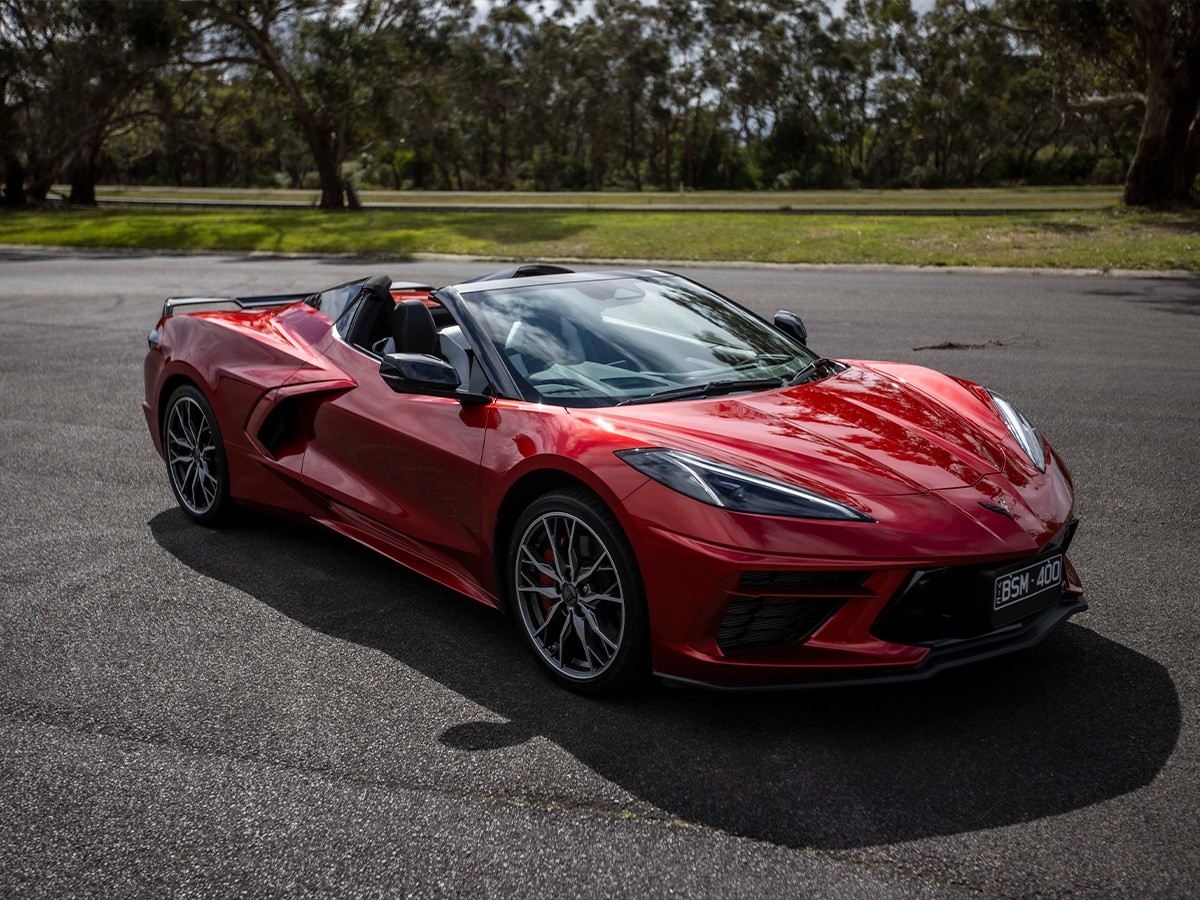 Corvette Stingray lướt đi uyển chuyển trên cung đường đô thị với thiết kế coupe thể thao